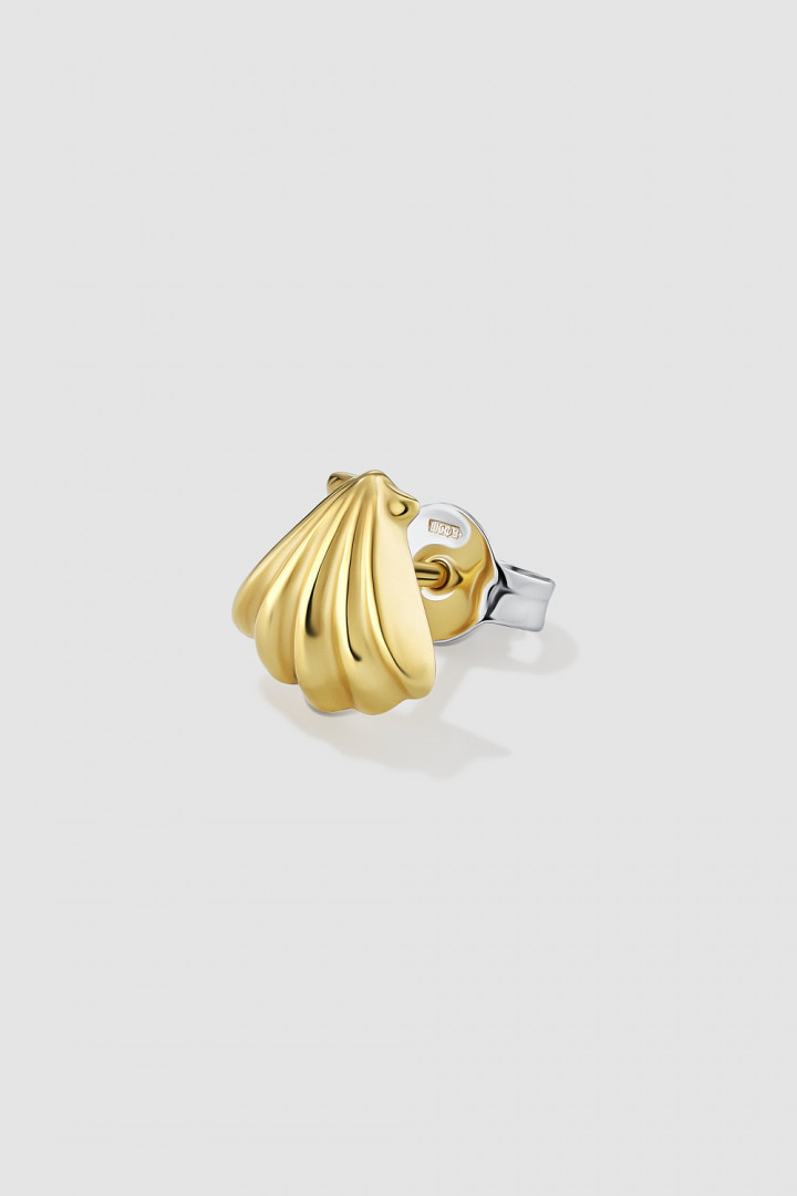 SCALLOP STUD GOLD-PLATED title=