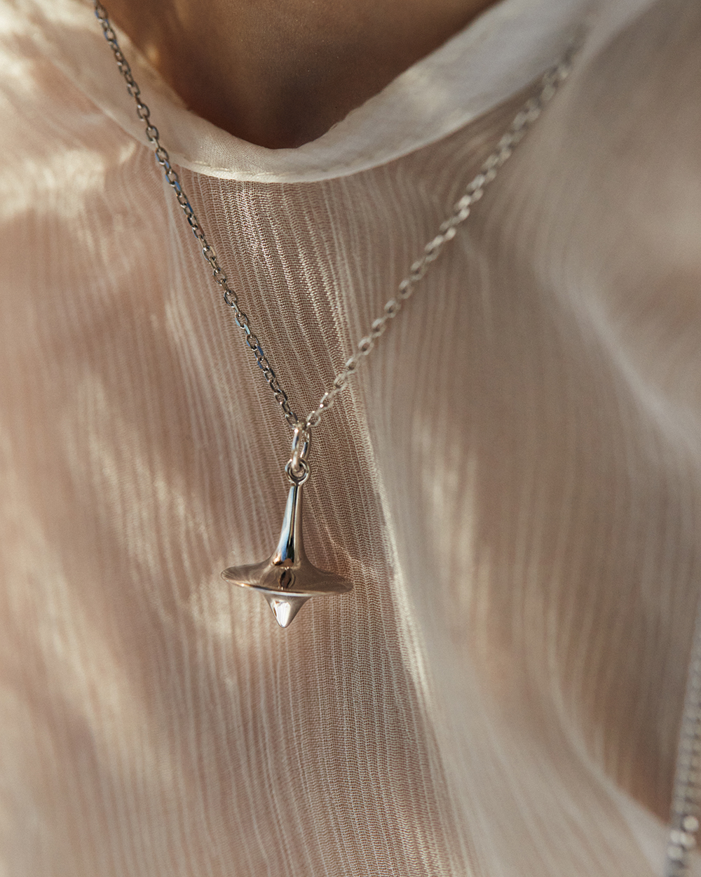SPINNING TOP PENDANT NECKLACE WITH GOLD PLATING  